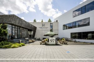 Binnenplein met zitplaatsen bij Fred. en kantoorcomplex Handel Amsterdam aan de Fred. Roeskestraat 97.